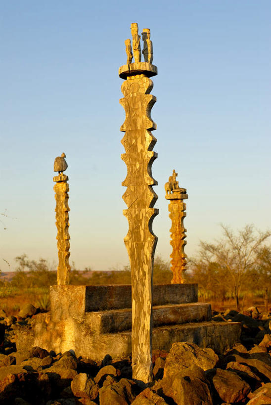 无人,竖图,室外,白天,正面,旅游,度假,草地,草坪,石头,植物,标志建筑,地标,建筑,雕塑,非洲,马达加斯加,阴影,艺术,装饰,光线,雕刻,雕像,石子,影子,娱乐,建设,草,树,树木,三个,蓝色,绿色,蓝天,天空,阳光,自然,墓碑,工艺品,天,享受,休闲,墓地,旅游胜地,放松,生长,晴朗,成长,纪念,美术,主题,陈列,坟场,万里无云,功能,美学,马达加斯加共和国,图利亚拉,图利亚拉省,石块,岩石,晴空,晴空万里,彩图