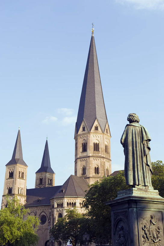 无人,教堂,竖图,室外,白天,正面,旅游,度假,植物,标志建筑,地标,建筑,雕塑,德国,欧洲,阴影,节日,艺术,装饰,光线,雕刻,雕像,影子,文化,娱乐,建设,树,树木,蓝色,绿色,蓝天,天空,阳光,自然,工艺品,天,祈祷,享受,休闲,健康,旅游胜地,放松,许愿,宗教,信仰,生长,晴朗,成长,纪念,祈求,美术,基督教,西欧,天主教,主题,陈列,信念,万里无云,德意志联邦共和国,功能,美学,北威州,北莱茵.威斯特法伦州,波恩,平安,晴空,晴空万里,彩图,大教堂,礼拜堂