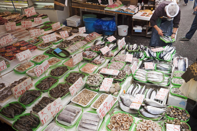 东方人,一个人,菜场,站,横图,俯视,室外,白天,购物,度假,消费,美景,城市风光,城市,袋子,帽子,东京,日本,亚洲,仅一个男性,仅一个人,仅一个中年男性,一排,许多,弯腰,握,阴影,服装,整齐,光线,鱼,桶,影子,景观,集市,市场,拿,麻袋,拿着,休闲装,黄种人,娱乐,运动帽,鱼类,海洋生物,排列,衣服,容器,站着,享受,休闲,休闲服,鸭舌帽,景色,放松,握着,金融,服饰,储藏,储存,队列,水生动物,水生物,选购,贸易,东亚,海底动物,本州,关东地方,本州岛,日本国,东京都,弯身,一顶,菜市,筑地,筑地市场,男人,男性,中年男性,亚洲人,站立,半身,彩图,高角度拍摄,菜市场,贮存