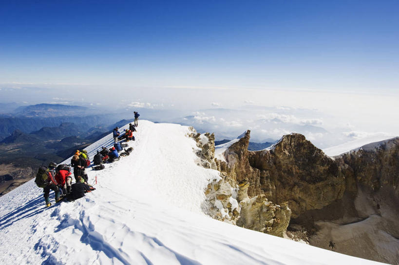 西方人,站,坐,横图,俯视,室外,白天,旅游,度假,火山,石头,美景,山,雪,雪山,大雪,墨西哥,欧洲,欧洲人,阴影,服装,光线,包,石子,影子,冰,积雪,景观,山顶,山峰,雪景,冬季,冬天,山峦,许多人,旅行包,注视,休闲装,娱乐,衣服,蓝色,蓝天,天空,阳光,自然,背包,天,观察,看,站着,一群人,享受,休闲,休闲服,景色,放松,寒冷,服饰,晴朗,观看,察看,冰冷,北美,北美洲,关注,自然风光,美洲,沉积岩,万里无云,韦拉克鲁斯,韦拉克鲁斯州,北亚美利加洲,亚美利加洲,严寒,墨西哥合众国,仙人掌王国,旅游包,冰凉,酷寒,凛冽,凛凛,极冷,维拉克鲁斯,维拉克鲁斯州,颠峰,极峰,水成岩,奥里萨巴火山,男人,男性,年轻男性,白种人,活火山,石块,死火山,休眠火山,岩石,晴空,晴空万里,站立,坐着,彩图,高角度拍摄,全身,双肩包