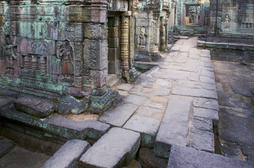 无人,寺庙,横图,俯视,室外,白天,旅游,度假,草地,草坪,石头,名胜古迹,植物,地板,门,标志建筑,地标,建筑,柬埔寨,亚洲,阴影,节日,朦胧,模糊,遗迹,光线,石子,影子,墙,燃烧,古迹,文化,文物,娱乐,建设,古建筑,墙壁,墙面,草,绿色,阳光,香火,门框,庙宇,祈祷,享受,休闲,健康,旅游胜地,放松,许愿,宗教,东南亚,信仰,纪念,祈求,古文明,暹粒,高棉,柬埔寨王国,吉蔑,大吴哥城,圣剑寺,吴哥,吴哥城,吴哥通王城,平安,石块,岩石,彩图,高角度拍摄,庙,寺