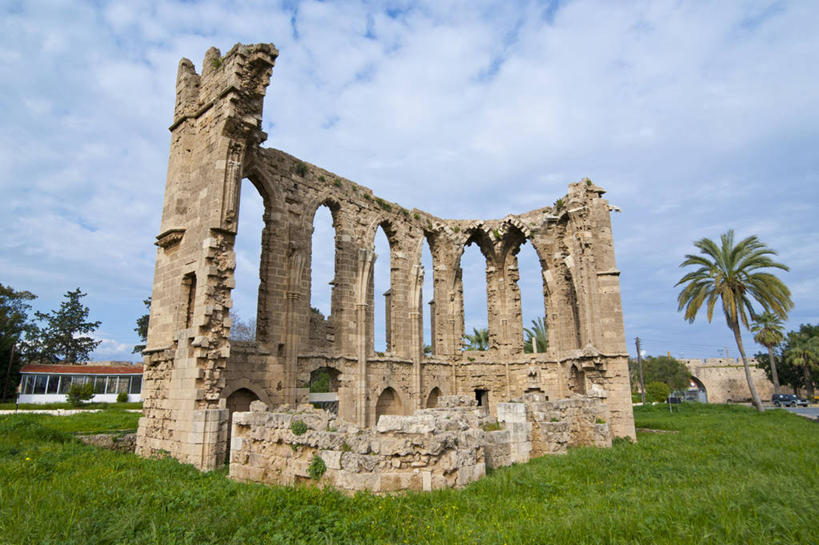 无人,教堂,横图,室外,白天,仰视,旅游,度假,草地,草坪,石头,名胜古迹,植物,门,标志建筑,地标,建筑,棕榈树,叶子,塞浦路斯,亚洲,阴影,节日,遗迹,光线,石子,影子,墙,云,云朵,拱门,绿叶,云彩,古迹,文化,文物,娱乐,建设,古建筑,废墟,墙壁,墙面,草,树,树木,蓝色,绿色,白云,蓝天,天空,阳光,自然,门框,天,祈祷,享受,休闲,健康,嫩叶,旅游胜地,放松,许愿,宗教,信仰,生长,晴朗,成长,纪念,祈求,基督教,天主教,西亚,信念,古文明,棕榈叶,塞浦路斯共和国,法马古斯塔,平安,叶,叶片,石块,岩石,晴空,彩图,低角度拍摄,大教堂,礼拜堂