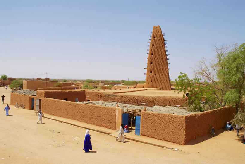 西方人,寺庙,站,走,横图,俯视,室外,白天,旅游,度假,石头,美景,植物,门,欧洲,非洲,尼日尔,黑人,欧洲人,行人,游客,游人,阴影,节日,朦胧,模糊,光线,石子,头巾,影子,墙,景观,许多人,燃烧,文化,娱乐,路人,旅客,墙壁,墙面,树,树木,蓝色,绿色,蓝天,天空,阳光,自然,香火,门框,庙宇,天,祈祷,站着,一群人,享受,休闲,健康,景色,放松,许愿,宗教,信仰,生长,晴朗,成长,纪念,祈求,自然风光,万里无云,首府,阿非利加洲,尼日尔共和国,西非,袍子,过客,阿加德兹,阿加德兹省,尼日,尼日共和国,平安,男人,男性,女人,女性,中年男性,中年女性,非洲人,石块,岩石,晴空,晴空万里,步行,散步,站立,走路,彩图,高角度拍摄,全身,庙,寺