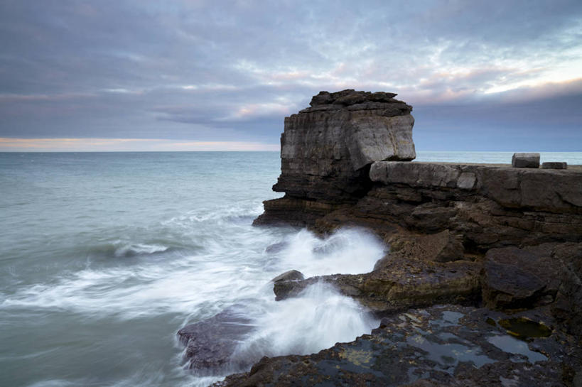 无人,横图,室外,白天,正面,旅游,度假,海浪,海洋,石头,美景,英国,欧洲,飞溅,溅,石子,液体,景观,浪花,水滴,水平线,辽阔,海平线,娱乐,水珠,蓝色,蓝天,天空,自然,海水,天,享受,休闲,广阔,景色,放松,晴朗,一望无际,西欧,喷洒,自然风光,大不列颠,海景,多塞特郡,大不列颠及北爱尔兰联合王国,万里无云,大不列颠联合王国,无边无际,一马平川,多塞特,波特兰岛,大海,风浪,海,海水的波动,近岸浪,石块,岩石,涌浪,晴空,晴空万里,彩图,水天相接,水天一线
