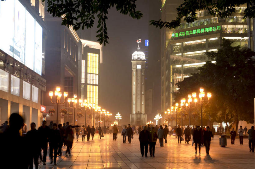 东方人,家,高楼大厦,商店,走,横图,室外,夜晚,正面,购物,旅游,度假,消费,植物,标志建筑,超市,大厦,地标,建筑,路灯,摩天大楼,照明,重庆,中国,亚洲,阴影,服装,光线,影子,房屋,屋子,公寓,灯光,许多人,黄种人,娱乐,建设,洋房,楼房,住宅,灯,树,树木,衣服,绿色,自然,楼宇,一群人,享受,休闲,旅游胜地,放松,金融,百货,服饰,生长,成长,照亮,衣着,照明设备,穿着,选购,贸易,百货公司,东亚,渝中区,中华人民共和国,西南地区,血拼,重庆市,渝,衣饰,重庆纪念碑,男人,男性,女人,女性,中年男性,中年女性,亚洲人,步行,散步,走路,彩图,全身,房子,大楼,高层建筑,高楼,购物商场,购物中心,摩天楼,商业中心
