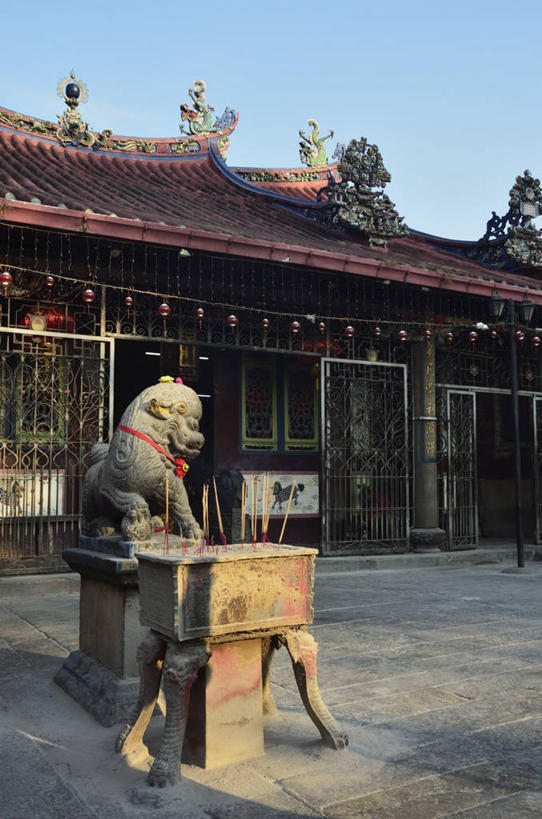 无人,寺庙,竖图,室外,白天,正面,旅游,度假,标志建筑,地标,建筑,蜡烛,雕塑,马来西亚,亚洲,阴影,节日,艺术,装饰,光线,雕刻,雕像,香炉,影子,烟雾,燃烧,文化,娱乐,建设,佛香,蓝色,蓝天,天空,阳光,香火,香烛,工艺品,庙宇,天,祈祷,享受,休闲,健康,旅游胜地,放松,许愿,宗教,东南亚,佛教,信仰,烧香,晴朗,纪念,祈求,美术,祭奠,祭祀,主题,祭坛,陈列,万里无云,功能,美学,释教,敬拜,槟城,槟城州,槟榔屿,槟州,马来西亚联邦,平安,晴空,晴空万里,彩图,庙,寺