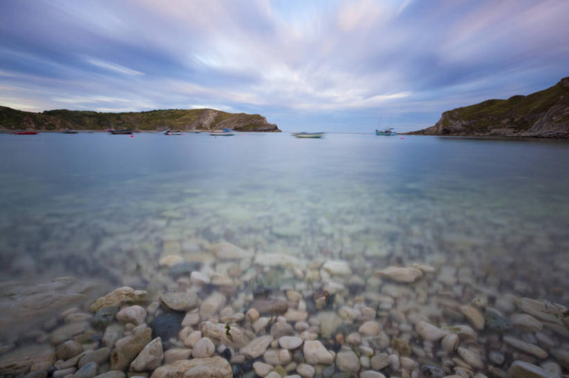 无人,横图,室外,白天,正面,旅游,度假,海浪,海洋,石头,美景,沙滩,山,山脉,英国,欧洲,一堆,许多,阴影,堆叠,堆积,光线,沙子,石子,影子,海岸,景观,浪花,山峰,水平线,云,云朵,辽阔,海平线,沙地,山峦,云彩,娱乐,蓝色,白云,蓝天,天空,阳光,自然,海水,群山,天,享受,休闲,广阔,景色,放松,晴朗,堆,一望无际,西欧,自然风光,大不列颠,海景,多塞特郡,大不列颠及北爱尔兰联合王国,大不列颠联合王国,无边无际,一马平川,多塞特,波特兰岛,大海,风浪,海,海水的波动,海滩,近岸浪,石块,岩石,涌浪,晴空,彩图,水天相接,水天一线