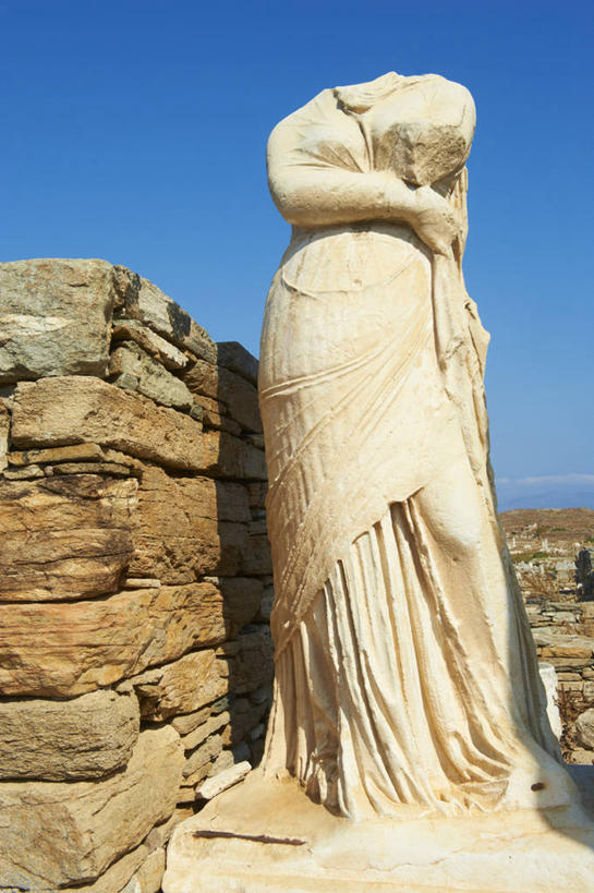 一个人,无人,站,竖图,室外,白天,侧面,民族服装,旅游,度假,名胜古迹,沙漠,标志建筑,地标,建筑,雕塑,希腊,欧洲,仅一个男性,仅一个人,阴影,遗迹,艺术,装饰,无头,光线,雕刻,雕像,影子,建筑群,古迹,文物,娱乐,建设,古建筑,石雕,仅一个年轻男性,蓝色,蓝天,天空,阳光,工艺品,天,站着,享受,休闲,旅游胜地,放松,晴朗,纪念,美术,基克拉迪群岛,主题,陈列,古文明,希腊共和国,万里无云,功能,美学,基克拉泽斯群岛,提洛岛,男人,男性,年轻男性,大漠,砂漠,晴空,晴空万里,站立,彩图,全身,传统服装,民俗服