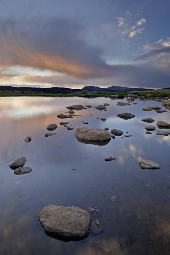 无人,竖图,室外,白天,正面,旅游,度假,河流,石头,美景,日落,水,美国,石子,河水,景观,水流,晚霞,霞光,落日,娱乐,倒影,自然,黄昏,享受,休闲,景色,彩霞,放松,倒映,北美,北美洲,自然风光,美洲,怀俄明州,怀俄明,北亚美利加洲,亚美利加洲,平等之州,夕照,反照,肖松尼国家森林,石块,岩石,夕阳,彩图,斜阳