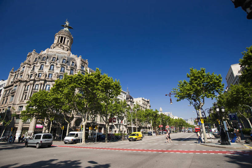 无人,家,横图,室外,白天,仰视,度假,美景,植物,别墅,城市风光,城市,道路,路,公路,汽车,西班牙,欧洲,巴塞罗那,阴影,光线,影子,房屋,屋子,景观,公寓,交通,娱乐,洋房,楼房,住宅,车,树,树木,蓝色,绿色,蓝天,天空,阳光,自然,交通工具,轿车,天,享受,休闲,景色,放松,生长,晴朗,成长,南欧,载具,格拉西亚大道,万里无云,首府,加泰罗尼亚,西班牙王国,晴空,晴空万里,马路,彩图,低角度拍摄,房子