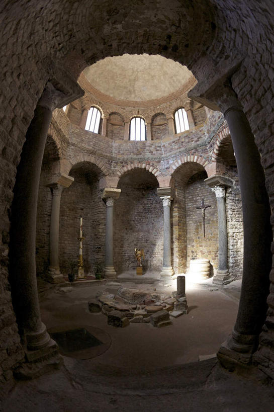 无人,教堂,竖图,室内,白天,仰视,旅游,度假,名胜古迹,门,标志建筑,地标,建筑,法国,欧洲,节日,遗迹,柱子,墙,拱门,古迹,文化,文物,娱乐,建设,古建筑,墙壁,墙面,门框,祈祷,享受,休闲,健康,旅游胜地,放松,许愿,宗教,信仰,纪念,祈求,基督教,天主教,信念,古文明,瓦尔省,法兰西共和国,法兰西第五共和国,普罗旺斯.阿尔卑斯.蓝色海岸,普罗旺斯.阿尔卑斯.蓝色海岸大区,瓦尔,平安,彩图,低角度拍摄,大教堂,礼拜堂