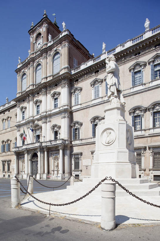 西方人,一个人,无人,家,宫殿,站,竖图,室外,白天,仰视,民族服装,度假,美景,别墅,窗户,城市风光,城市,雕塑,意大利,欧洲,欧洲人,仅一个男性,仅一个人,仅一个中年男性,一排,阴影,服装,艺术,整齐,装饰,并列,并排,光线,雕刻,雕像,影子,房屋,墙,屋子,景观,公寓,注视,娱乐,洋房,楼房,玻璃窗,墙壁,墙面,住宅,排列,衣服,蓝色,蓝天,天空,阳光,工艺品,天,观察,看,站着,享受,休闲,景色,放松,服饰,晴朗,观看,纪念,美术,察看,衣着,穿着,队列,关注,南欧,主题,豪宅,平行,陈列,万里无云,意大利共和国,首府,功能,美学,衣饰,摩德纳,摩德纳省,男人,男性,中年男性,白种人,晴空,晴空万里,站立,彩图,低角度拍摄,全身,传统服装,民俗服,房子