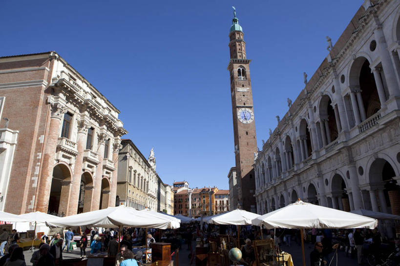 西方人,站,走,横图,室外,白天,仰视,旅游,度假,标志建筑,地标,建筑,意大利,欧洲,欧洲人,一排,许多,行人,阴影,服装,整齐,时间,光线,伞,时钟,影子,雨伞,遮阳伞,拱门,许多人,计时,注视,休闲装,娱乐,阳伞,建设,路人,排列,衣服,蓝色,蓝天,天空,阳光,钟表,天,观察,看,站着,一群人,享受,休闲,休闲服,表,旅游胜地,放松,服饰,晴朗,观看,察看,队列,关注,南欧,万里无云,意大利共和国,塔钟,威内托,威内托大区,维琴察,过客,维琴察省,男人,男性,女人,女性,中年男性,中年女性,白种人,钟,晴空,晴空万里,步行,散步,站立,走路,半身,彩图,低角度拍摄