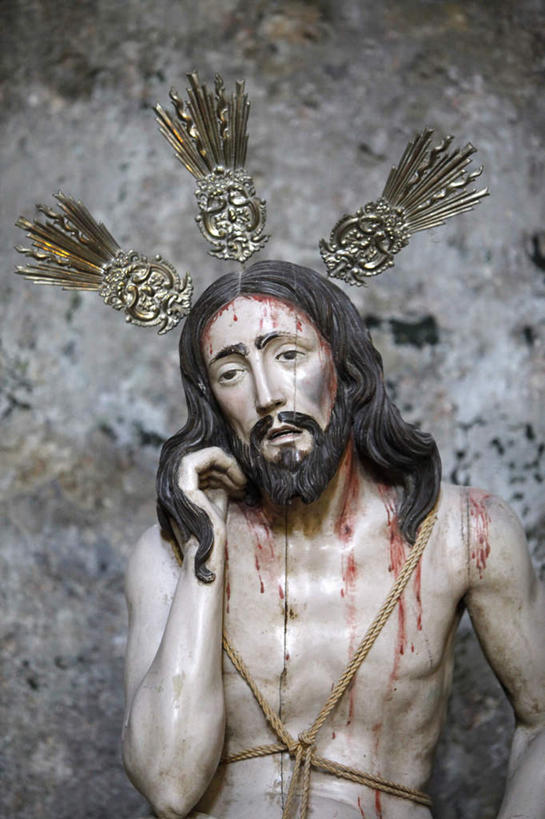 西方人,一个人,无人,站,摸,竖图,室内,白天,正面,旅游,度假,名胜古迹,标志建筑,地标,建筑,皇冠,雕塑,西班牙,欧洲,欧洲人,仅一个男性,仅一个人,仅一个中年男性,抚摸,阴影,遗迹,艺术,装饰,光线,血,雕刻,雕像,影子,墙,古迹,文物,娱乐,建设,古建筑,裸露,安达卢西亚,墙壁,墙面,绳子,工艺品,站着,享受,休闲,疼痛,旅游胜地,放松,忧伤,纪念,绳索,悲伤,美术,权威,难过,高贵,南欧,忧郁,主题,安达鲁西亚,痛苦,裸,陈列,古文明,西班牙王国,功能,美学,权力,统治,疾苦,苦楚,漆雕,安达卢西亚自治区,男人,男性,中年男性,白种人,王冠,触摸,接触,站立,半身,彩图,哀伤