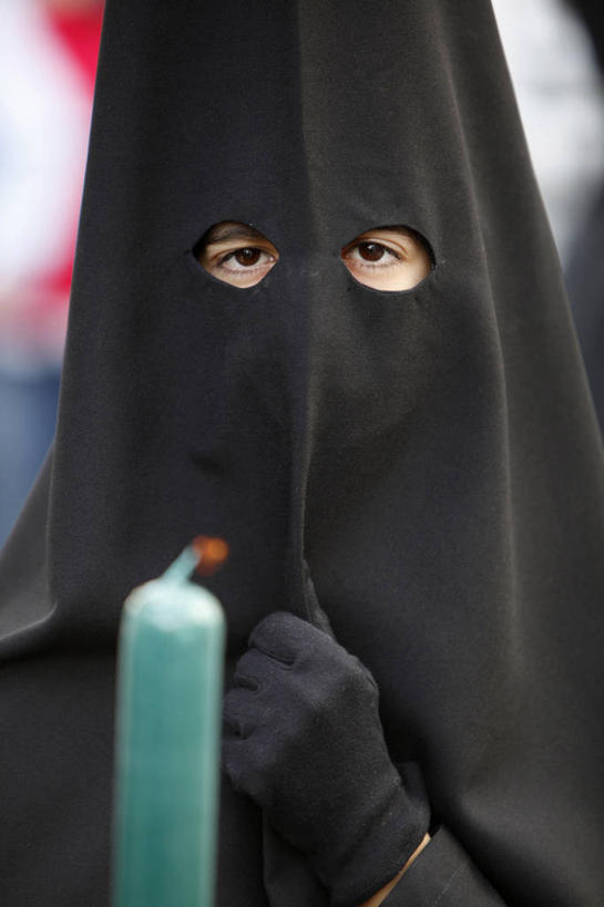 西方人,脸,头,脸颊,一个人,教堂,站,竖图,室外,特写,白天,正面,民族服装,旅游,度假,名胜古迹,标志建筑,地标,建筑,西班牙,欧洲,复活节,欧洲人,仅一个男性,仅一个人,握,阴影,节日,朦胧,模糊,庆祝,遗迹,光线,面具,影子,拿,拿着,古迹,文化,文物,娱乐,建设,古建筑,安达卢西亚,肩膀,仅一个年轻男性,阳光,祈祷,站着,庆典,享受,休闲,健康,旅游胜地,放松,握着,许愿,遮,遮掩,宗教,信仰,纪念,祈求,掩盖,遮挡,南欧,安达鲁西亚,信念,古文明,遮盖,西班牙王国,掩饰,安达卢西亚自治区,安特克拉,平安,男人,男性,年轻男性,白种人,头部,脸部,脸蛋,面部,站立,半身,彩图,传统服装,民俗服,大教堂,礼拜堂