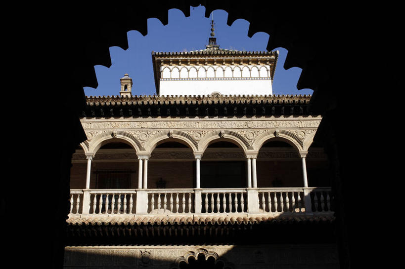 无人,横图,室外,白天,仰视,旅游,度假,名胜古迹,标志建筑,地标,建筑,西班牙,欧洲,阴影,遗迹,光线,影子,堡垒,城堡,拱门,古迹,文物,娱乐,建设,古建筑,安达卢西亚,塞维利亚,蓝色,蓝天,天空,阳光,天,享受,休闲,旅游胜地,放松,晴朗,华丽,要塞,南欧,安达鲁西亚,古文明,万里无云,首府,西班牙王国,富丽,安达卢西亚自治区,华美,设防,晴空,晴空万里,彩图,低角度拍摄