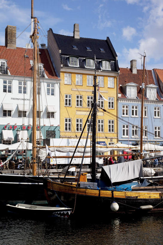 帆船,无人,家,码头,竖图,室外,白天,正面,度假,河流,美景,水,城市风光,城市,港口,船,丹麦,欧洲,许多,阴影,光线,影子,房屋,屋子,河水,景观,水流,云,云朵,公寓,首都,云彩,娱乐,洋房,楼房,住宅,蓝色,白云,蓝天,天空,阳光,交通工具,天,享受,休闲,景色,放松,晴朗,载具,北欧,丹麦王国,哥本哈根,西兰岛,新港,晴空,彩图,房子,摆渡口,埠头,渡口,渡头,港湾,海港,货运码头,口岸,商港