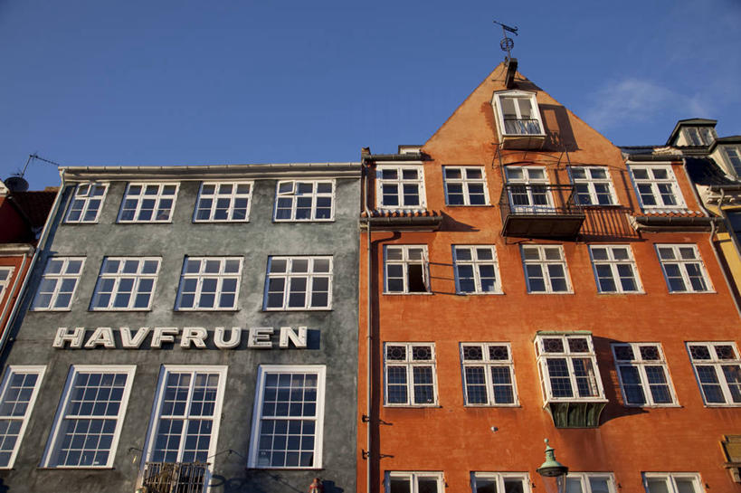无人,横图,室外,白天,仰视,度假,美景,窗户,城市风光,城市,丹麦,欧洲,一排,许多,阴影,整齐,光线,英文,标志,文字,影子,字符,字母,房屋,屋子,景观,云,云朵,公寓,首都,云彩,娱乐,标识,楼房,玻璃窗,住宅,排列,蓝色,白云,蓝天,天空,阳光,天,享受,休闲,景色,放松,晴朗,英文字母,队列,北欧,丹麦王国,哥本哈根,西兰岛,新港,晴空,彩图,低角度拍摄,房子