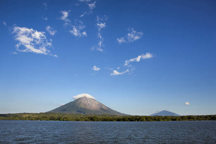 无人,横图,室外,白天,仰视,旅游,度假,海浪,海洋,美景,山,山脉,尼加拉瓜,阴影,光线,影子,景观,浪花,山峰,云,云朵,山峦,云彩,娱乐,蓝色,白云,蓝天,天空,阳光,自然,海水,群山,天,享受,休闲,景色,放松,晴朗,北美,北美洲,自然风光,美洲,海景,北亚美利加洲,亚美利加洲,尼加拉瓜共和国,大海,风浪,海,海水的波动,近岸浪,涌浪,晴空,彩图,低角度拍摄
