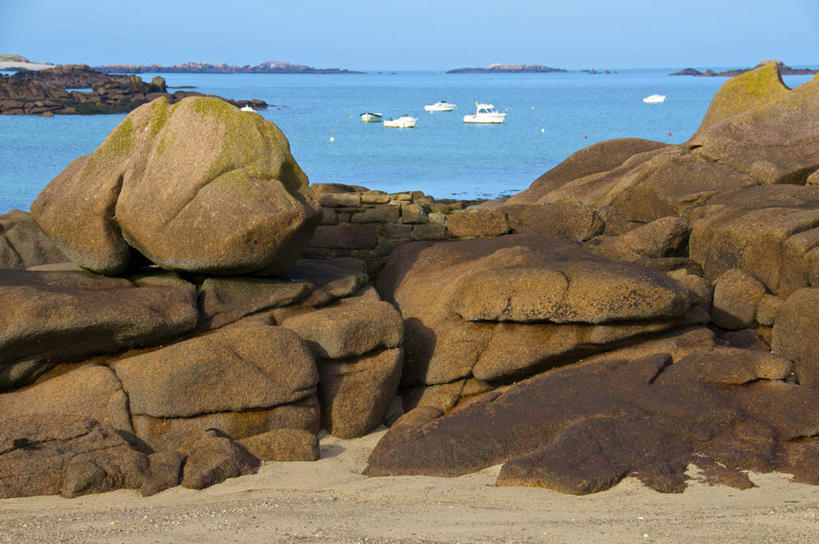 无人,横图,室外,白天,正面,旅游,度假,海浪,海洋,石头,美景,沙滩,轮船,船,法国,欧洲,许多,阴影,光线,纹路,沙子,石子,纹理,影子,海岸,景观,浪花,水平线,辽阔,海平线,沙地,娱乐,蓝色,蓝天,天空,阳光,自然,海水,交通工具,天,享受,休闲,广阔,景色,放松,晴朗,一望无际,布列塔尼,自然风光,载具,海景,万里无云,法兰西共和国,肌理,法兰西第五共和国,布列塔尼半岛,无边无际,一马平川,玫瑰海岸,大海,风浪,海,海水的波动,海滩,近岸浪,石块,岩石,涌浪,晴空,晴空万里,彩图,水天相接,水天一线