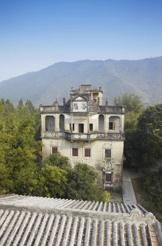 无人,家,竖图,俯视,室外,白天,旅游,度假,名胜古迹,森林,山,山脉,树林,植物,标志建筑,地标,建筑,中国,亚洲,阴影,遗迹,光线,影子,房屋,屋子,山峰,山峦,古迹,文物,娱乐,建设,古建筑,楼房,住宅,树,树木,蓝色,绿色,蓝天,天空,阳光,自然,群山,天,享受,休闲,旅游胜地,放松,生长,晴朗,成长,古文明,东亚,广东,广东省,万里无云,中华人民共和国,华南地区,粤,开平,晴空,晴空万里,彩图,高角度拍摄,房子