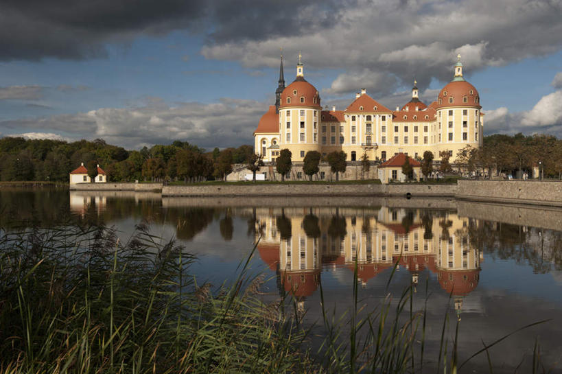 无人,横图,室外,白天,正面,旅游,度假,湖,湖泊,名胜古迹,森林,树林,水,植物,标志建筑,地标,建筑,德国,欧洲,阴影,遗迹,光线,影子,堡垒,城堡,湖面,水流,水面,云,云朵,云彩,古迹,文物,娱乐,建设,古建筑,树,树木,蓝色,绿色,白云,蓝天,天空,阳光,自然,湖水,天,享受,休闲,旅游胜地,放松,生长,晴朗,成长,西欧,要塞,古文明,德意志联邦共和国,萨克森州,萨克森自由州,设防,莫里茨堡,晴空,彩图