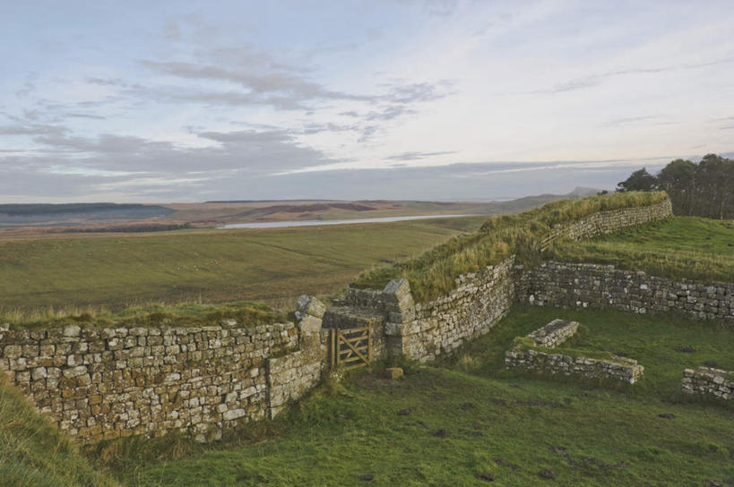 无人,横图,室外,白天,正面,旅游,度假,草地,草坪,石头,美景,植物,英国,欧洲,阴影,光线,石子,影子,墙,景观,云,云朵,云彩,娱乐,英格兰,墙壁,墙面,草,树,树木,蓝色,绿色,白云,蓝天,天空,阳光,自然,天,享受,休闲,景色,放松,生长,晴朗,成长,西欧,自然风光,大不列颠,大不列颠及北爱尔兰联合王国,大不列颠联合王国,日不落英帝国,诺森伯兰郡,哈德良长城,石块,岩石,晴空,彩图