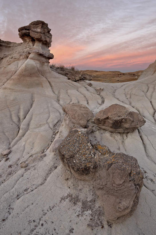 无人,公园,竖图,室外,白天,仰视,旅游,度假,石头,美景,日落,山,山脉,加拿大,阴影,堆积,光线,纹路,石子,纹理,影子,景观,山峰,晚霞,霞光,落日,山峦,娱乐,阳光,自然,黄昏,群山,享受,休闲,景色,彩霞,放松,风化,北美,北美洲,自然风光,美洲,阿尔伯塔省,阿尔伯塔,肌理,北亚美利加洲,亚美利加洲,艾伯塔,艾伯塔省,夕照,风蚀,石化,风蚀地貌,岩石层,省立恐龙公园,石块,岩石,夕阳,彩图,低角度拍摄,斜阳