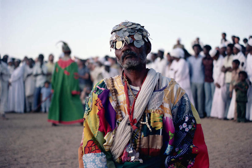 西方人,观众,站,横图,室外,白天,正面,民族服装,旅游,度假,石头,欧洲,非洲,苏丹,黑人,欧洲人,阴影,朦胧,模糊,装饰,光线,石子,头饰,影子,泥土,土壤,首都,许多人,注视,娱乐,蓝色,蓝天,天空,阳光,天,观察,看,站着,一群人,享受,休闲,放松,晴朗,观看,华丽,修饰,点缀,察看,关注,北非,万里无云,衬托,美观,雅致,雅观,阿非利加洲,苏丹共和国,喀土穆,男人,男性,女人,女性,中年男性,中年女性,非洲人,观赏人员,石块,岩石,晴空,晴空万里,站立,半身,彩图,传统服装,民俗服