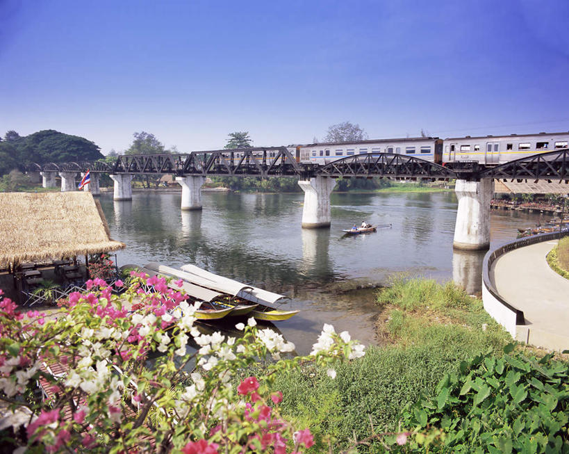无人,家,横图,室外,白天,正面,度假,草地,草坪,河流,美景,山,山脉,水,植物,城市风光,城市,大桥,立交桥,桥梁,船,火车,泰国,亚洲,一排,整齐,盛开,房屋,屋子,草屋,河水,景观,山峰,水流,高架,斜拉桥,桥,木船,山峦,花蕾,娱乐,住宅,车,草,花,花瓣,花朵,鲜花,树,树木,排列,蓝色,绿色,蓝天,天空,自然,茅草屋,交通工具,群山,天,花苞,花蕊,享受,休闲,景色,放松,东南亚,生长,晴朗,成长,舟,队列,载具,独木舟,三艘,万里无云,首府,泰王国,独木船,北碧,北碧府,桂河大桥,泰国桂河大桥,晴空,晴空万里,彩图,房子,茅舍,茅屋,小屋