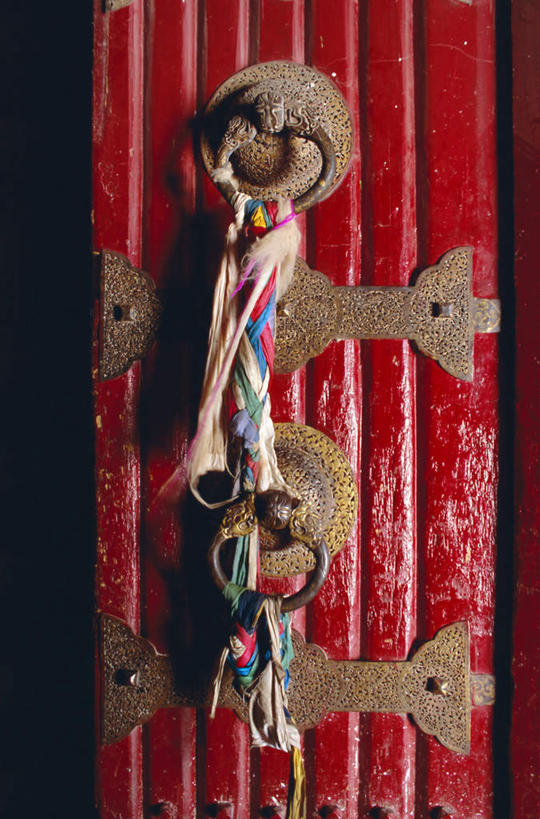 无人,宫殿,竖图,彩色,室外,特写,白天,正面,旅游,度假,名胜古迹,门,标志建筑,地标,建筑,布达拉宫,中国,亚洲,阴影,节日,遗迹,光线,影子,建筑群,古迹,文化,文物,娱乐,建设,古建筑,拉萨,西藏,阳光,把手,门把手,绳子,门框,祈祷,享受,休闲,健康,旅游胜地,放松,许愿,宗教,佛教,信仰,纪念,五颜六色,绳索,祈求,门把,色彩斑斓,五彩缤纷,藏,古文明,东亚,西藏自治区,首府,中华人民共和国,西南地区,五彩斑斓,拉萨市,释教,五光十色,第二普陀山,平安,拉手,彩图