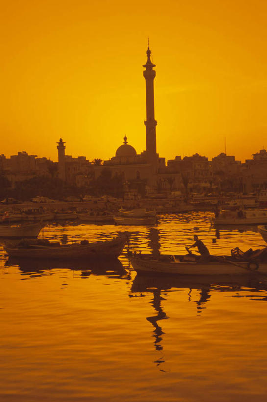划船,西方人,一个人,站,竖图,室外,白天,正面,度假,海浪,海洋,美景,日落,植物,城市风光,城市,船,欧洲,非洲,的黎波里,利比亚,黑人,欧洲人,仅一个男性,仅一个人,仅一个中年男性,服装,节日,景观,浪花,晚霞,霞光,落日,木船,首都,背光,注视,休闲装,文化,娱乐,树,树木,衣服,绿色,倒影,自然,海水,黄昏,交通工具,观察,看,祈祷,站着,享受,休闲,健康,休闲服,景色,彩霞,放松,许愿,宗教,服饰,信仰,生长,成长,观看,纪念,祈求,察看,倒映,舟,伊斯兰教,关注,载具,清真寺,逆光,海景,北非,阿非利加洲,荡舟,夕照,反照,平安,男人,男性,中年男性,非洲人,大海,风浪,海,海水的波动,近岸浪,涌浪,夕阳,站立,半身,彩图,斜阳