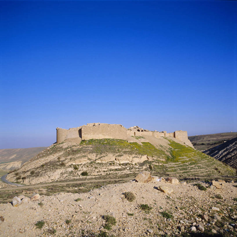 无人,竖图,室外,白天,正面,旅游,度假,石头,名胜古迹,山,山脉,标志建筑,地标,建筑,约旦,亚洲,阴影,遗迹,光线,石子,影子,堡垒,城堡,山峰,山峦,古迹,文物,娱乐,建设,古建筑,废墟,蓝色,蓝天,天空,阳光,群山,天,享受,休闲,旅游胜地,放松,晴朗,要塞,西亚,古文明,万里无云,约旦哈希姆王国,设防,石块,岩石,晴空,晴空万里,彩图