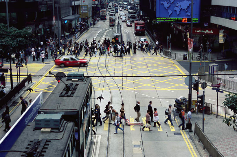东方人,家,走,横图,俯视,室外,白天,度假,安全,美景,植物,城市风光,城市,道路,路,人行横道,公路,香港,中国,亚洲,阴影,服装,光线,影子,房屋,屋子,景观,公寓,红绿灯,人行道,分界线,停车线,信号灯,交通,许多人,注视,休闲装,黄种人,娱乐,洋房,楼房,住宅,缆车,树,树木,衣服,绿色,阳光,自然,交通工具,观察,看,一群人,享受,休闲,休闲服,景色,放松,警示,服饰,生长,成长,观看,车行道,车行道分界线,港,察看,关注,提示,标线,人行横道线,流通,东亚,索道,车行线,交通信号灯,香港岛,行人信号灯,香港特别行政区,港澳台,中华人民共和国,缆索铁路,港岛,中西区,德辅道,男人,男性,女人,女性,中年男性,中年女性,亚洲人,斑马线,马路,步行,散步,走路,彩图,高角度拍摄,全身,房子