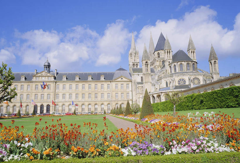 无人,教堂,横图,室外,白天,仰视,旅游,度假,花海,花圃,植物,标志建筑,道路,地标,建筑,路,叶子,法国,欧洲,阴影,节日,环保,盛开,光线,影子,云,云朵,小路,防护,交通,花蕾,云彩,文化,娱乐,建设,花,花瓣,花朵,花卉,鲜花,树,树木,蓝色,绿色,白云,蓝天,天空,阳光,自然,花丛,花束,花田,天,花苞,花蕊,祈祷,享受,休闲,健康,旅游胜地,放松,许愿,宗教,信仰,生长,晴朗,成长,纪念,祈求,美好,美妙,间隔,信念,法兰西共和国,首府,美观,雅观,法兰西第五共和国,卡昂,下诺曼底,下诺曼底大区,绿篱,生篱,树篱,植篱,卡尔瓦多斯省,平安,晴空,彩图,低角度拍摄,大教堂,礼拜堂