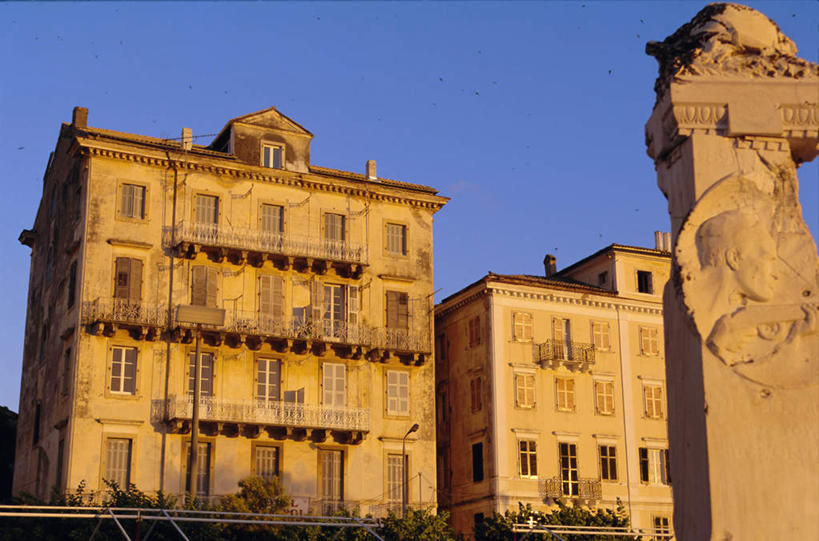 无人,家,横图,室外,白天,仰视,度假,美景,植物,城市风光,城市,雕塑,希腊,欧洲,阴影,艺术,装饰,光线,雕刻,雕像,影子,房屋,屋子,景观,公寓,娱乐,洋房,楼房,石雕,住宅,树,树木,蓝色,绿色,蓝天,天空,阳光,自然,工艺品,天,享受,休闲,景色,放松,生长,晴朗,成长,纪念,美术,主题,陈列,希腊共和国,万里无云,功能,美学,爱奥尼亚群岛,伊奥尼亚群岛,科孚岛,克基拉岛,晴空,晴空万里,彩图,低角度拍摄,房子