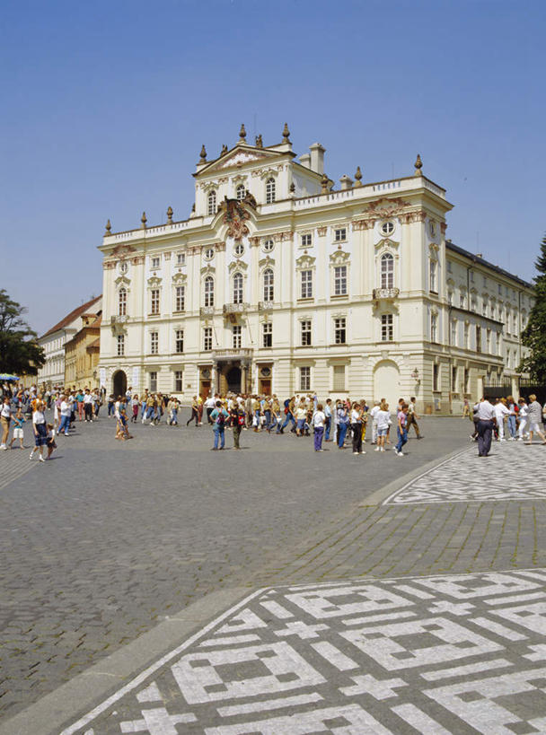 西方人,家,广场,站,走,竖图,室外,白天,仰视,旅游,度假,窗户,标志建筑,地标,建筑,欧洲,捷克,欧洲人,一排,许多,行人,游客,游人,阴影,花纹,整齐,光线,图案,影子,房屋,屋子,地面,首都,许多人,娱乐,建设,楼房,路人,旅客,住宅,排列,蓝色,蓝天,天空,阳光,天,站着,一群人,享受,休闲,旅游胜地,放松,晴朗,华丽,队列,中欧,捷克共和国,万里无云,布拉格,过客,城堡广场,总主教宫,男人,男性,年轻男性,年轻女性,女人,女性,白种人,晴空,晴空万里,站立,走路,彩图,低角度拍摄,全身,房子