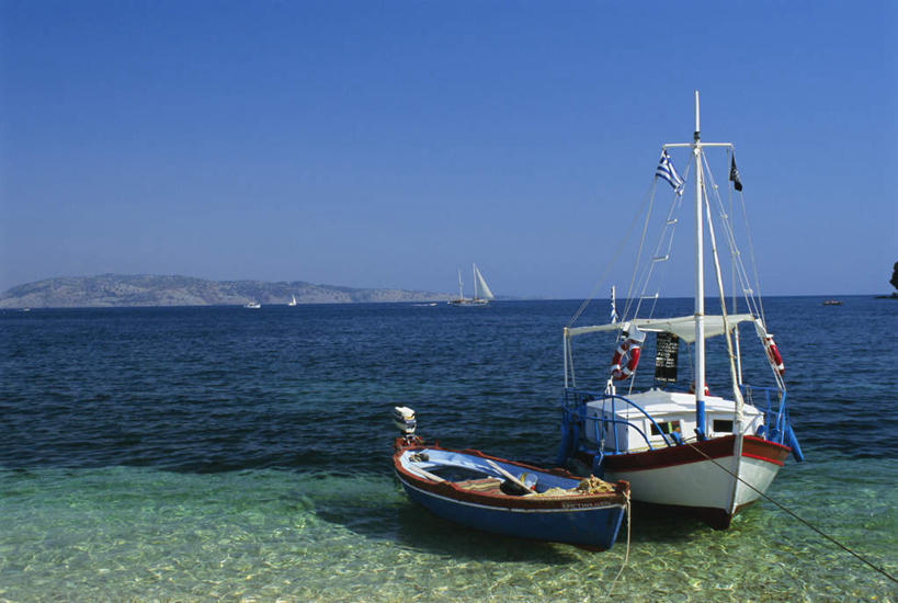 帆船,无人,横图,室外,白天,正面,旅游,度假,草地,草坪,海浪,海洋,美景,植物,船,希腊,欧洲,一排,阴影,波纹,整齐,光线,影子,景观,浪花,涟漪,娱乐,草,排列,蓝色,绿色,倒影,蓝天,水纹,天空,阳光,自然,海水,交通工具,波浪,天,两只,享受,休闲,景色,放松,晴朗,倒映,队列,自然风光,载具,海景,希腊共和国,万里无云,水晕,反照,爱奥尼亚群岛,伊奥尼亚群岛,科孚岛,克基拉岛,大海,风浪,海,海水的波动,近岸浪,涌浪,晴空,晴空万里,彩图