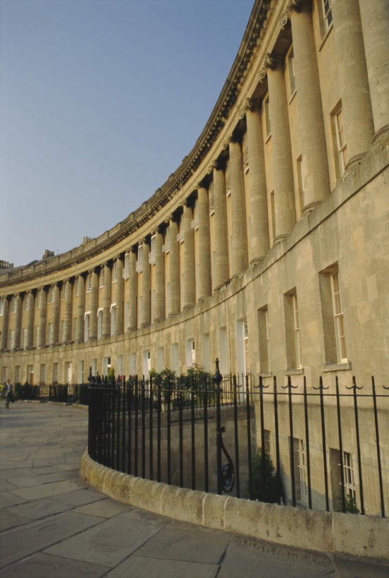 无人,高楼大厦,栏杆,竖图,室外,白天,仰视,旅游,度假,办公楼,植物,窗户,标志建筑,大厦,地标,建筑,摩天大楼,写字楼,英国,欧洲,一排,阴影,整齐,并列,并排,光线,盆栽,影子,栅栏,墙,篱笆,围栏,盆景,娱乐,建设,护栏,英格兰,玻璃窗,墙壁,墙面,排列,蓝色,绿色,蓝天,天空,阳光,自然,楼宇,天,享受,休闲,旅游胜地,商务楼,放松,生长,晴朗,成长,西欧,队列,大不列颠,平行,巴斯,大不列颠及北爱尔兰联合王国,万里无云,皇家新月楼,大不列颠联合王国,日不落英帝国,英吉利,萨默塞特郡,萨默塞特,晴空,晴空万里,彩图,低角度拍摄,大楼,高层建筑,高楼,摩天楼