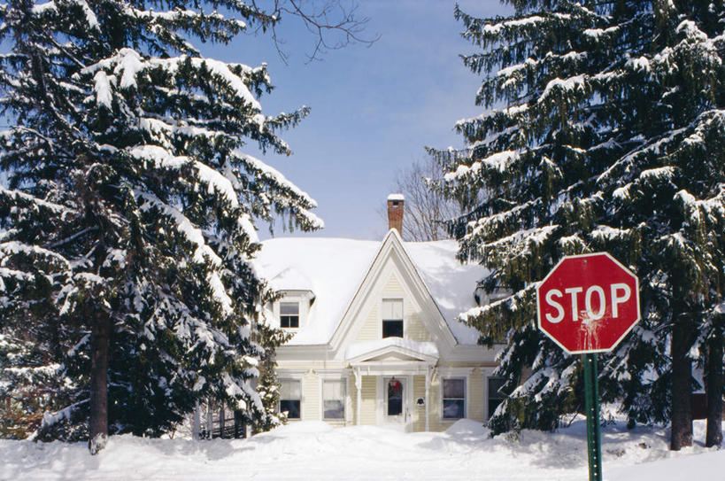 无人,家,横图,室外,白天,正面,度假,美景,雪,植物,大雪,别墅,城市风光,城市,指示牌,松树,英国,欧洲,阴影,光线,英文,标志,文字,影子,字符,字母,房屋,屋子,积雪,景观,雪景,云,云朵,冬季,冬天,公寓,警告,云彩,娱乐,标识,洋房,楼房,英格兰,住宅,树,树木,蓝色,绿色,白云,蓝天,天空,阳光,自然,天,享受,休闲,景色,放松,寒冷,警示,生长,晴朗,成长,英文字母,禁止,停止,提醒,西欧,提示,限制,坚定,暂停,大不列颠,停滞,大不列颠及北爱尔兰联合王国,长寿,严寒,贞洁,大不列颠联合王国,日不落英帝国,英吉利,温莎镇,危险,晴空,彩图,房子