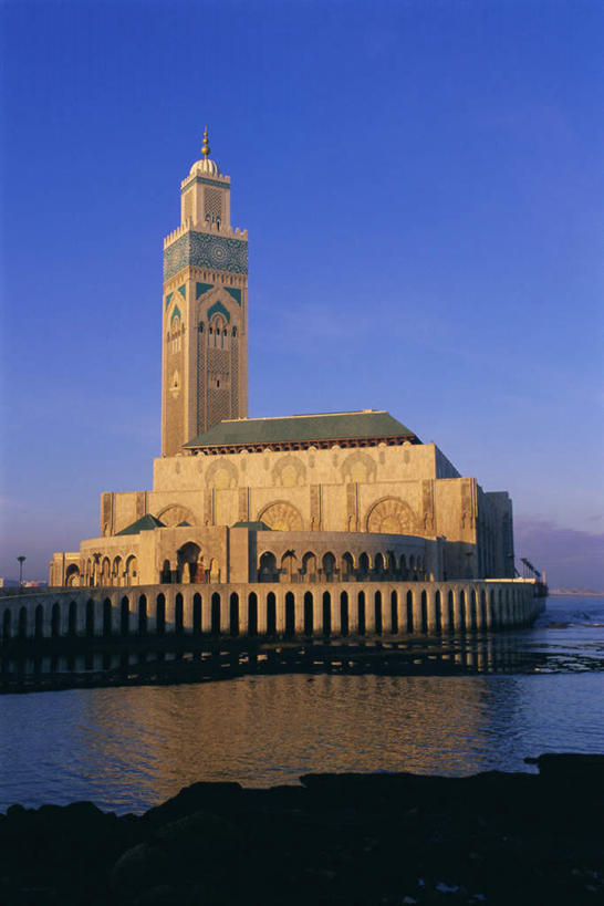 无人,码头,竖图,室外,白天,正面,旅游,度假,湖,湖泊,名胜古迹,水,标志建筑,地标,港口,建筑,非洲,摩洛哥,阴影,波纹,节日,遗迹,光线,影子,湖面,水流,水面,涟漪,古迹,文化,文物,娱乐,建设,古建筑,蓝色,倒影,蓝天,水纹,天空,阳光,波浪,湖水,天,祈祷,享受,休闲,健康,旅游胜地,放松,许愿,宗教,信仰,晴朗,纪念,祈求,倒映,伊斯兰教,清真寺,古文明,万里无云,水晕,阿非利加洲,摩洛哥王国,反照,卡萨布兰卡,达尔贝达,摩洛哥肺叶,哈桑二世清真寺,平安,晴空,晴空万里,彩图,摆渡口,埠头,渡口,渡头,港湾,海港,货运码头,口岸,商港