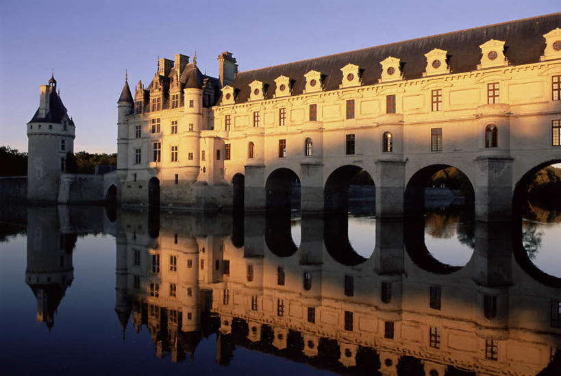 无人,家,横图,室外,白天,正面,旅游,度假,河流,石头,水,别墅,标志建筑,地标,建筑,法国,欧洲,阴影,波纹,光线,石子,影子,房屋,屋子,河水,水流,公寓,桥,涟漪,娱乐,建设,石桥,洋房,楼房,拱桥,住宅,栈桥,蓝色,倒影,蓝天,水纹,天空,阳光,波浪,天,享受,休闲,旅游胜地,放松,拱形,晴朗,人行桥,石拱桥,倒映,万里无云,法兰西共和国,水晕,法兰西第五共和国,卢瓦尔河,罗亚尔河,雪浓梭堡,反照,石块,晴空,晴空万里,彩图,房子