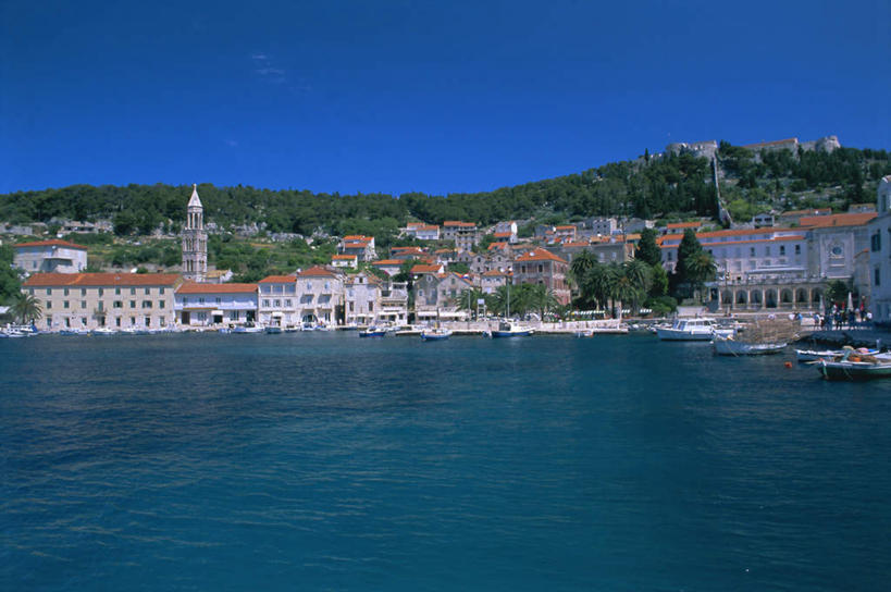 无人,家,码头,横图,室外,白天,正面,度假,河流,美景,山,山脉,水,植物,城市风光,城市,港口,欧洲,克罗地亚,阴影,波纹,光线,影子,房屋,屋子,河水,景观,山峰,水流,云,云朵,涟漪,山峦,云彩,娱乐,楼房,住宅,树,树木,蓝色,绿色,白云,倒影,蓝天,水纹,天空,阳光,自然,波浪,群山,天,享受,休闲,景色,放松,生长,晴朗,成长,倒映,水晕,克罗地亚共和国,反照,赫瓦尔岛,晴空,彩图,房子,摆渡口,埠头,渡口,渡头,港湾,海港,货运码头,口岸,商港