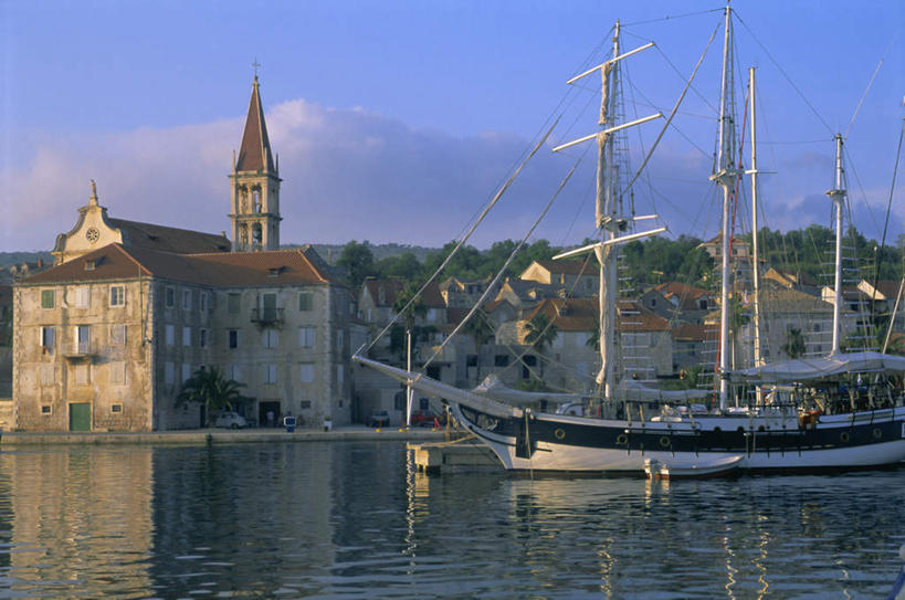 帆船,无人,家,教堂,码头,横图,室外,白天,正面,度假,河流,美景,水,植物,城市风光,城市,港口,船,欧洲,克罗地亚,阴影,波纹,节日,光线,影子,房屋,屋子,河水,景观,水流,云,云朵,涟漪,云彩,文化,娱乐,楼房,住宅,树,树木,蓝色,绿色,白云,倒影,蓝天,水纹,天空,阳光,自然,交通工具,波浪,天,祈祷,享受,休闲,健康,景色,放松,许愿,宗教,信仰,生长,晴朗,成长,纪念,祈求,倒映,基督教,天主教,载具,信念,水晕,克罗地亚共和国,反照,布拉奇岛,平安,晴空,彩图,房子,摆渡口,埠头,大教堂,渡口,渡头,港湾,海港,货运码头,口岸,礼拜堂,商港