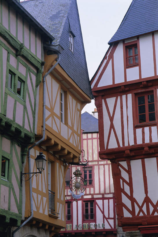 无人,家,竖图,室外,白天,仰视,度假,美景,别墅,窗户,城市风光,城市,法国,欧洲,阴影,光线,影子,房屋,墙,屋子,景观,公寓,娱乐,洋房,楼房,玻璃窗,墙壁,墙面,住宅,蓝色,蓝天,天空,阳光,天,享受,休闲,景色,放松,晴朗,布列塔尼,万里无云,法兰西共和国,法兰西第五共和国,布列塔尼地区,莫尔比昂省,晴空,晴空万里,彩图,低角度拍摄,房子