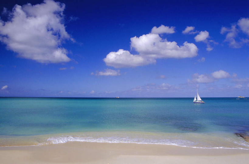 帆船,无人,横图,室外,白天,正面,旅游,度假,海浪,海洋,美景,沙滩,船,阴影,光线,沙子,影子,海岸,景观,浪花,水平线,云,云朵,辽阔,海平线,沙地,云彩,娱乐,蓝色,白云,蓝天,天空,阳光,自然,海水,交通工具,天,享受,休闲,广阔,景色,放松,晴朗,一望无际,北美,北美洲,自然风光,载具,美洲,海景,北亚美利加洲,亚美利加洲,无边无际,一马平川,安提瓜岛,巴布达,巴布达岛,安提瓜,杜尔西纳岛,大海,风浪,海,海水的波动,海滩,近岸浪,涌浪,晴空,彩图,水天相接,水天一线