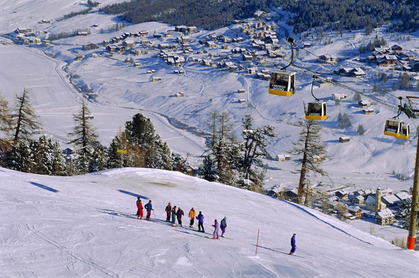 西方人,家,走,横图,俯视,室外,白天,旅游,度假,石头,美景,山,雪,雪山,植物,大雪,意大利,欧洲,阿尔卑斯山,欧洲人,一排,阴影,服装,整齐,光线,石子,影子,房屋,屋子,冰,积雪,景观,山顶,山峰,雪景,冬季,冬天,山峦,许多人,注视,休闲装,娱乐,楼房,住宅,缆车,树,树木,排列,衣服,绿色,阳光,自然,交通工具,观察,看,一群人,享受,休闲,休闲服,景色,放松,寒冷,服饰,生长,成长,观看,察看,冰冷,队列,关注,南欧,自然风光,索道,沉积岩,严寒,冰凉,酷寒,凛冽,凛凛,极冷,颠峰,极峰,缆索铁路,丽晖谷,水成岩,男人,男性,年轻男性,年轻女性,女人,女性,白种人,石块,岩石,步行,散步,走路,彩图,高角度拍摄,全身,房子
