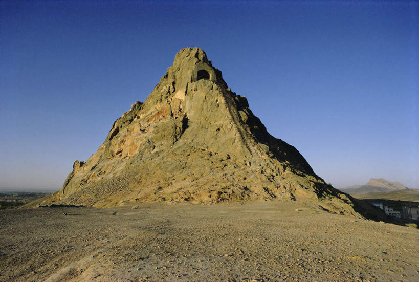 无人,横图,室外,白天,正面,旅游,度假,石头,名胜古迹,山,山脉,标志建筑,地标,建筑,阿富汗,亚洲,阴影,朦胧,模糊,遗迹,光线,石子,影子,洞,山峰,山峦,古迹,文物,娱乐,建设,古建筑,蓝色,蓝天,天空,阳光,群山,天,享受,休闲,旅游胜地,放松,洞穴,晴朗,西亚,古文明,穴,万里无云,阿富汗伊斯兰国,石块,岩石,晴空,晴空万里,彩图