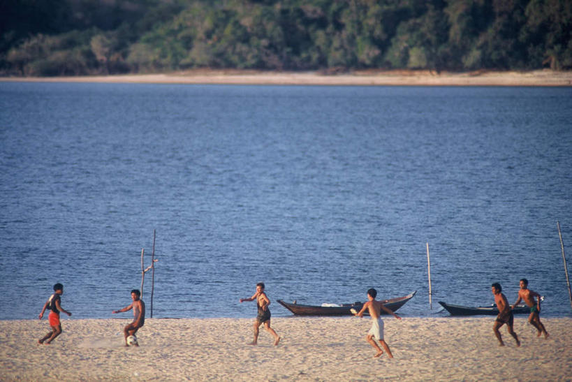 西方人,伙伴,朋友,站,横图,俯视,室外,白天,旅游,度假,友谊,足球,河流,美景,沙滩,树林,水,植物,船,巴西,欧洲,非洲,黑人,欧洲人,阴影,波纹,服装,光线,沙子,影子,河岸,河水,河滩,景观,水流,木船,足球装备,涟漪,沙地,许多人,注视,休闲装,娱乐,运动器械,树,树木,衣服,绿色,倒影,水纹,阳光,自然,交通工具,波浪,观察,看,站着,一群人,享受,休闲,休闲服,健身器械,景色,南美,放松,服饰,生长,成长,观看,察看,南美洲,倒映,舟,拉丁美洲,关注,自然风光,载具,独木舟,美洲,健身器材,巴西联邦共和国,水晕,亚美利加洲,蹴鞠,南亚美利加洲,独木船,帕拉,帕拉州,反照,友情,足球运动,男人,男性,年轻男性,非洲人,站立,彩图,高角度拍摄,全身,运动器材