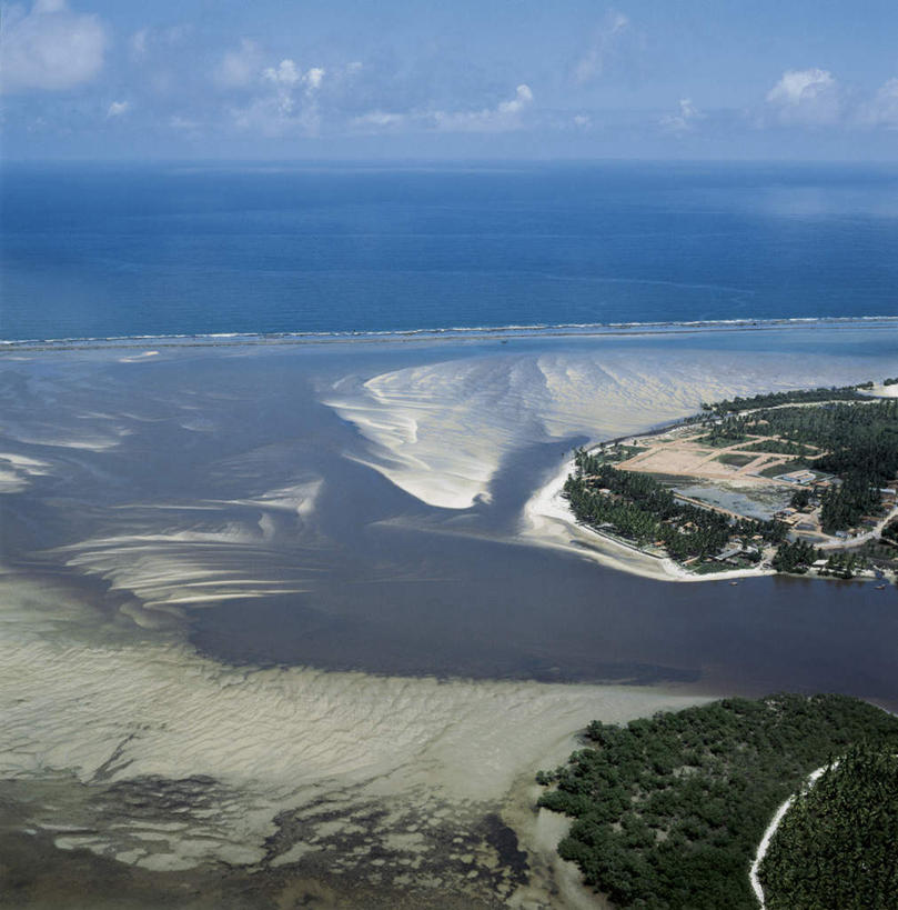 无人,竖图,俯视,航拍,室外,白天,旅游,度假,草地,草坪,海浪,海洋,美景,沙滩,植物,巴西,阴影,光线,沙子,影子,海岸,景观,浪花,水平线,云,云朵,辽阔,海平线,沙地,云彩,娱乐,草,树,树木,蓝色,绿色,白云,蓝天,天空,阳光,自然,海水,天,享受,休闲,广阔,景色,南美,放松,生长,晴朗,成长,一望无际,南美洲,拉丁美洲,鸟瞰,自然风光,美洲,海景,巴西联邦共和国,亚美利加洲,南亚美利加洲,无边无际,一马平川,大海,风浪,海,海水的波动,海滩,近岸浪,涌浪,晴空,彩图,高角度拍摄,水天相接,水天一线